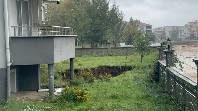 Yalova'da 5 katlı binanın bahçesinde toprak çöktü: Bina tahliye edildi