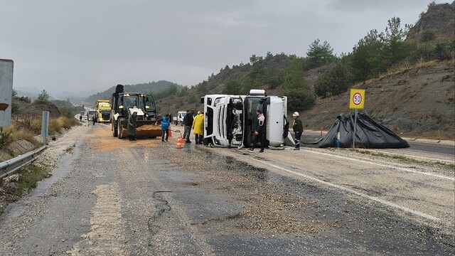 Kastamonu'da devrilen tırın sürücüsü yaralandı