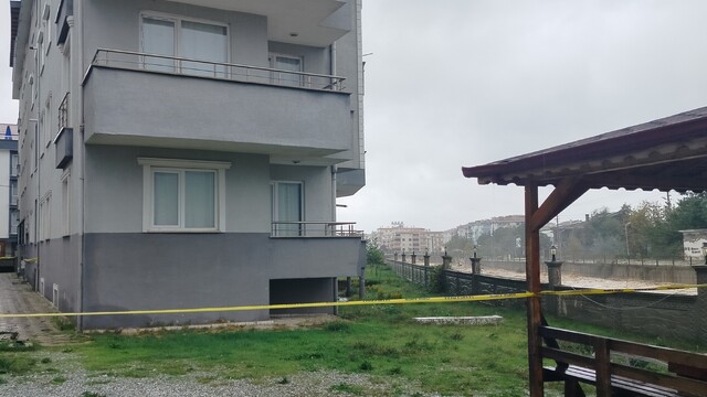Yalova'da bahçesi çöken bina tahliye edildi