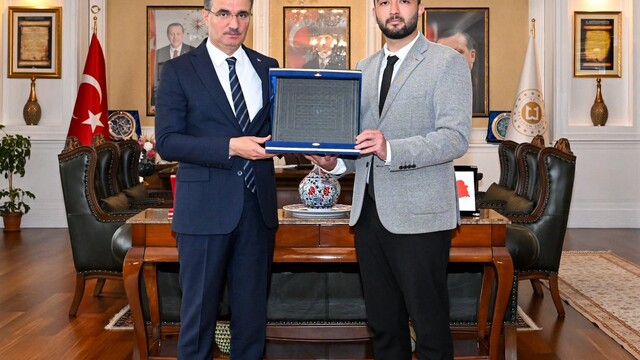 Genç Ahi'den Vali Baruş'a anlamlı takdim
Erzurum temsilcisi Bilirdönmez, Ahi sancağı plaketini Vali Baruş'a sundu