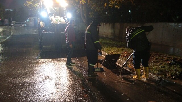 Çayırova'da sağanağa karşı ekipler gece boyunca çalıştı