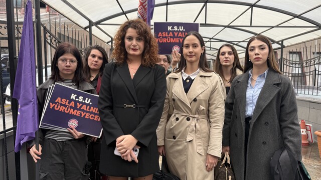 Dört yıldır kaçıp 3 il değiştirdiği eski sevgilisi hakkında tutuklu yargılanma kararı verildi
Avukat Funda Güney:
"Nereye gittiyse izini takip etmiş, bulduğu her yerde ölüm tehditlerine devam etmiştir"
"Bir kişiyi daha kaybetmemek için Kadın Hakları Komisyonu olarak sürecin takipçisi olacağız"
"Mesajlarında ölümünün kendi elinden olacağını açıkça ifade etmiştir"