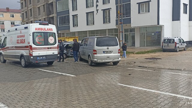 Sivas'ta iki araç çarpıştı, 4 kişi yaralandı