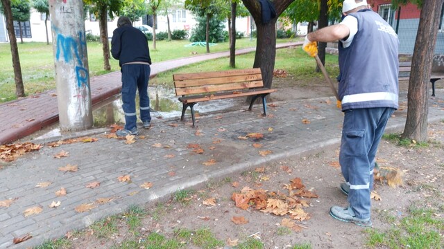 Şehzadeler Belediyesi ekiplerinden yağmur sonrası temizlik