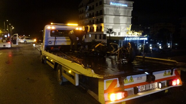 Antalya'da 22 yaşındaki gencin yürek yakan ölümü: 7 saat önce "Ölürüz" dedi, kazada hayatını kaybetti
Otomobil ile çarpışan motosiklet bariyerlere çarpıp ikiye bölündü