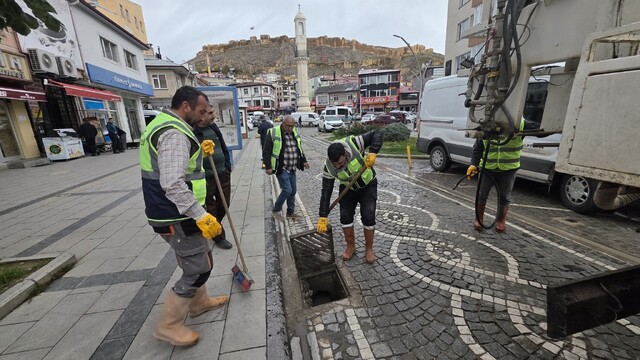 Bayburt'ta mazgallar yağışlara karşı temizleniyor