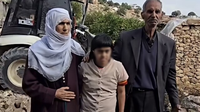 Sosyal medyadan yaptığı çağrı ile depremde evleri hasar gören vatandaşların evlerini yaptırmaya başladı