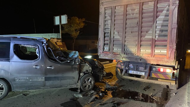 Aksaray'da kamyona çarpan hafif ticari aracın sürücüsü yaralandı