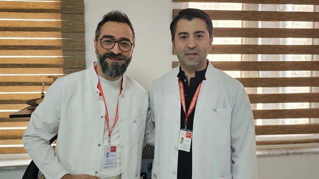 Ceviz ağacından düşüp iki bileğini kırdı: İki doktorun eş zamanlı ameliyatıyla sağlığına kavuştu