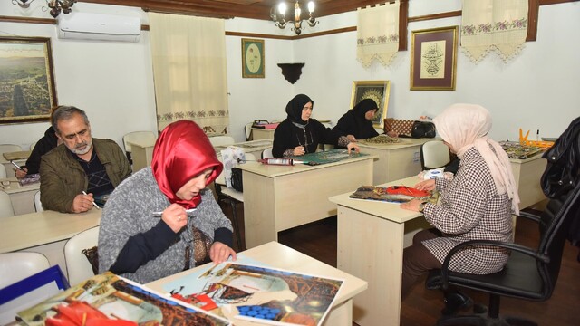 YIL-MEK'e yoğun ilgi
Yıldırım Belediyesi Mesleki ve Teknik Eğitim Kursları'na (YIL-MEK) bir ayda 5 bin kişi ön başvuru yaptı