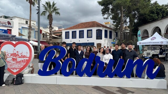 AK Parti Batman Milletvekili Nasıroğlu 10 öğrenciyi Bodrum'a tatile gönderdi
