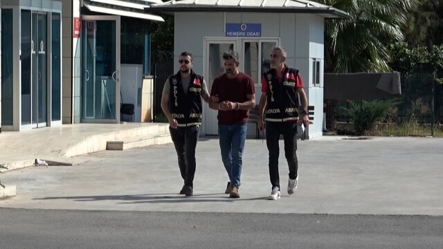 Boşandığı eşini eşarpla boğarak öldüren sanığa ağırlaştırılmış müebbet
Eşarpla boğup yüzüne yastığı bastı ,haksız tahrik indirimi uygulanmadı
Eski eşinin kardeşini arayıp " Ben kızı öldürdüm haberiniz olsun" dedi
Sanık: "Buradan çıkıp çocuklarımı alıp, yurt dışında yaşamak istiyorum"