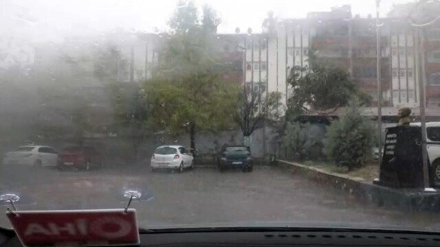 Tunceli'de şiddetli yağış sürücülere zor anlar yaşattı