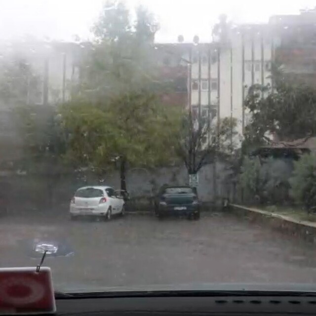 Tunceli'de şiddetli yağış sürücülere zor anlar yaşattı