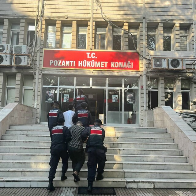 Adana'da yaşlıları dolandırdıkları iddiasıyla yakalanan 2 zanlıdan 1'i tutu...