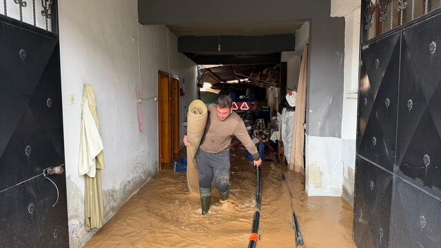 İznik'te Kara Dere taştı, evleri ve tarlaları su bastı
İznik Gölü çamura bulandı, o anlar dron ile görüntülendi