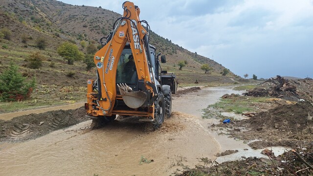 Erzincan'da sağanak sonrası sulama kanalları taştı