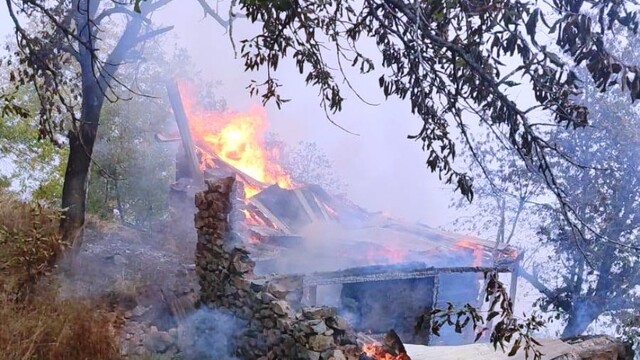 Artvin'de bir eve yıldırım düşmesi sonucu çıkan yangın söndürüldü