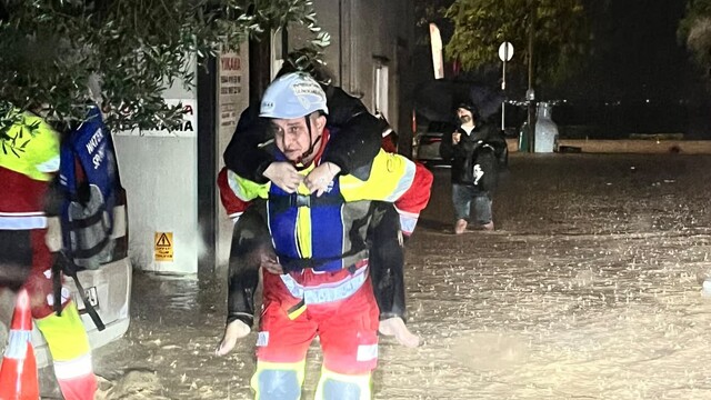 Kocaeli'de kimi botla, kimi sırtlarda kurtarıldı