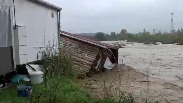 Sakarya'da sel sularına kapılan evler böyle sürüklendi: Evdekiler son anda kurtuldu