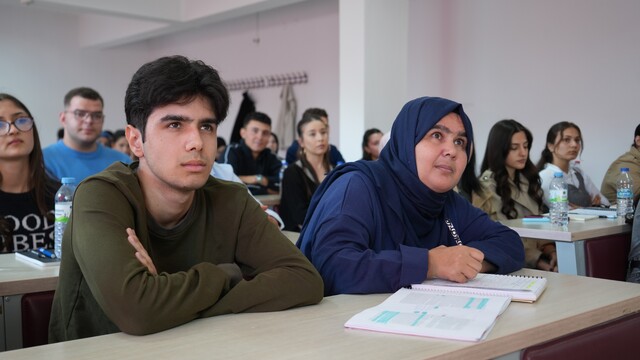 Yıllar sonra eğitim hayatına dönen kadın oğluyla aynı üniversitede okuyor