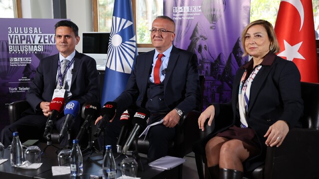 3. Ulusal Yapay Zekâ Buluşması Kapadokya'da başladı
Ürgüp'teki buluşmada yapay zekânın geleceği, veri güvenliği ve meslekler üzerindeki etkisi ele alınıyor