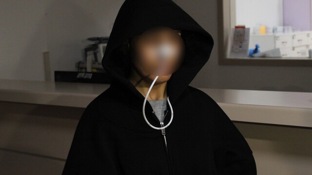 Antalya'da 'merdiven altı botoks' kabusu: Son 3 ayda 20 kişi hastaneye başvurdu
Merdiven altı botoks mağduru kadın:
"Göz kapağım düştü, sesim kısıldı, yutma güçlüğü yaşadım. Gözümü açamıyordum, vertigo gibiydi"
Akdeniz Üniversitesi Nöroloji Bölümü'nden Prof. Dr. Babür Dora:
"Merdiven altı uygulamalarda kullanılan botulinumlar sahte"
Prof. Dr. Aslıhan Ünal:
"İki ya da üç haftaya kadar gelmeyen vakalarımız oluyor, anlayamıyorlar çünkü"