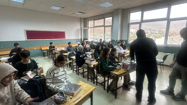 Karlıova'da öğrencilere kaynak kitap desteği