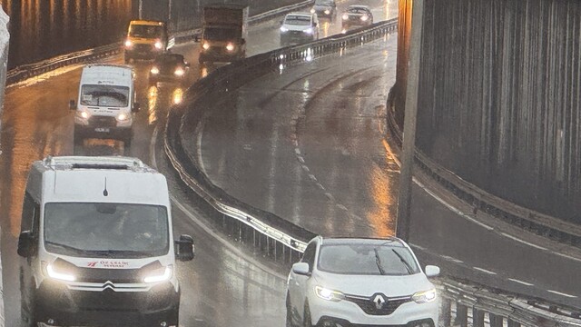 Kocaeli'de sağanak sonucu kapanan D-130 kara yolunun Başiskele geçişi ulaşıma açıldı