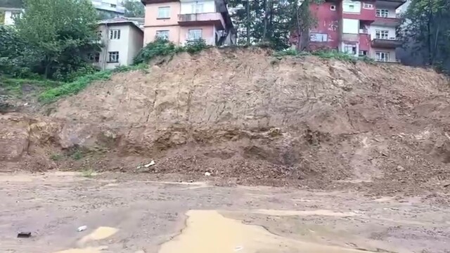 Zonguldak'ta yağışın ardından istinat duvarı çöktü