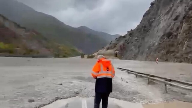 Erzincan'da sağanak sele neden oldu; Erzurum kara yolu tek yönlü ulaşıma kapatıldı