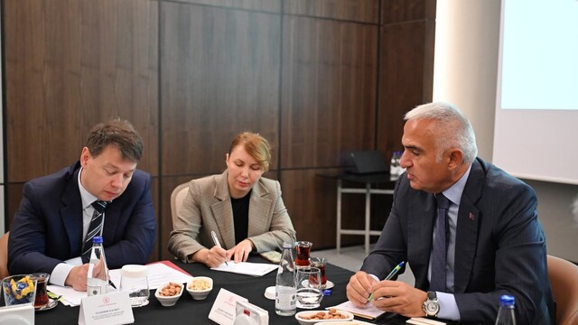 Bakan Ersoy, Antalya'da Rus diplomatlarla bir araya geldi