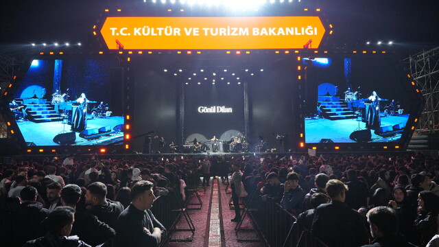 Gönül Dilan, Diyarbakır'da Kültür Yolu Festivali kapsamında konser verdi