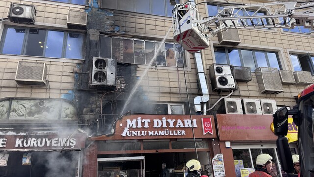 Kayseri'de işyerinde çıkan yangına, itfaiye ekipleri müdahale ediyor
