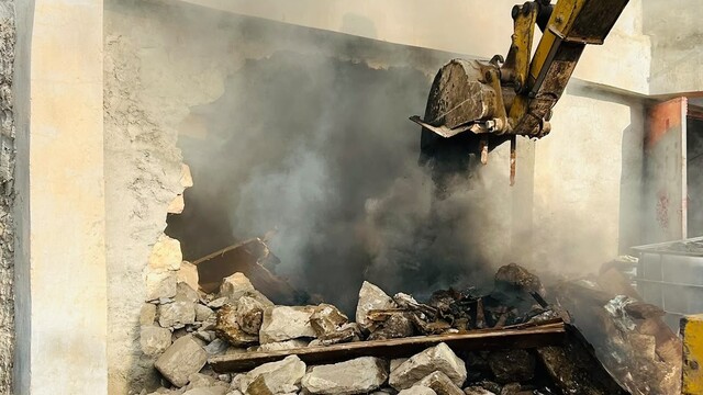Siirt'te evin odunluğunda çıkan yangın itfaiye tarafından söndürüldü