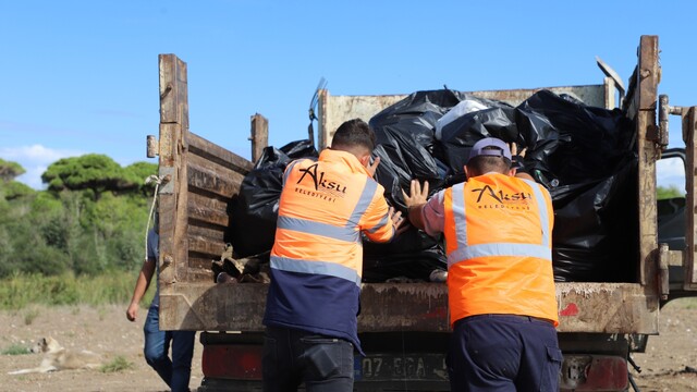 Aksu Belediyesi'nden Kumköy Sahili'nde temizlik çalışması