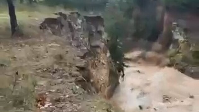 Derede heyelan anı kameraya yansıdı