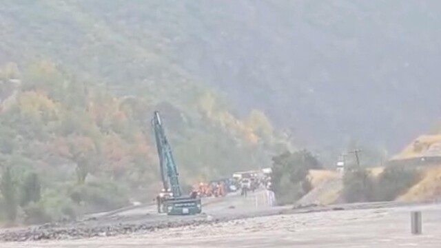 Erzincan'da sağanak sele neden oldu; Erzurum kara yolu heyelan nedeniyle ulaşıma kapandı (2)
