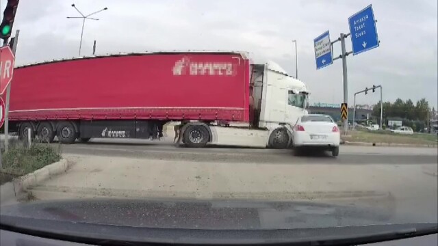 Kırmızı ışıkta kavşağa dalan tır otomobile çarptı: 2 yaralı