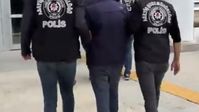 Elazığ'da kendilerini polis olarak tanıttılar: 1.5 milyon liralık dolandırıcılığa 3 tutuklama
Kendilerini emniyet mensubu olarak tanıtarak 72 yaşındaki şahsı dolandıran 3 şüpheli tutuklandı