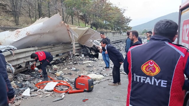 Balık yüklü kamyon devrildi: 1 ölü