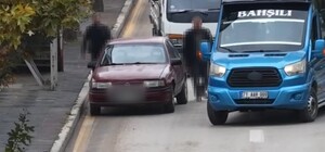 Direksiyonu yolcuya bırakıp yaya numarası yaptı: 80 bin lira ceza
