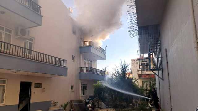 Evde çıkan yangında mahsur kalan kediyi balkona tırmanıp kurtardı