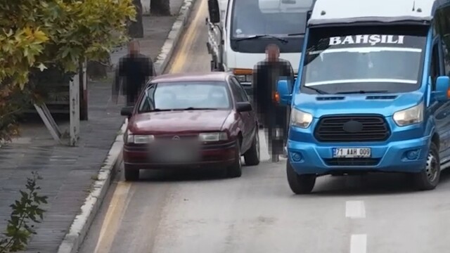 Direksiyonu yolcuya bırakıp yaya numarası yaptı: 80 bin lira ceza