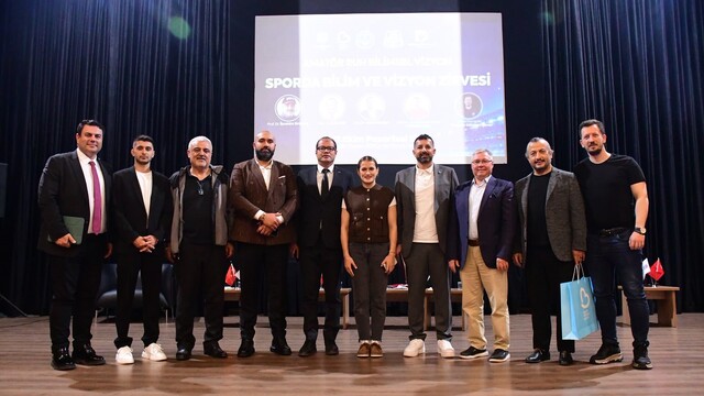 Sporda Bilim ve Vizyon Zirvesi paneli genç sporcuları buluşturdu
Genç sporculara bilinçli antrenman, sağlıklı gelecek paneli
