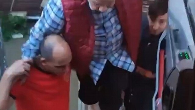 Selde mahsur kalan yaşlı adam, merdivenle köprü yapılarak kurtarıldı
Sakarya'da sel, deprem gibi yıkıma neden oldu: Bir mahallede ev ve ahırlar yıkıldı
