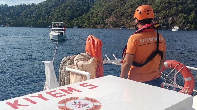 Fethiye açıklarında sürüklenen teknedeki 4 kişi kurtarıldı