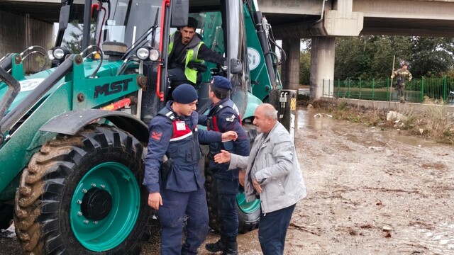 Bursa'da su taşkınında mahsur kalan vatandaşı jandarma kurtardı