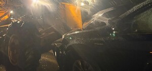 Sel çalışmalarına giden greyder ile otomobil çarpıştı 4 yaralı