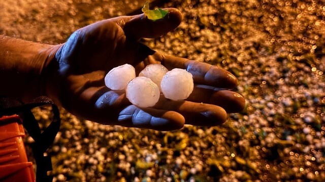 Elazığ'da ceviz büyüklüğünde dolu yağdı